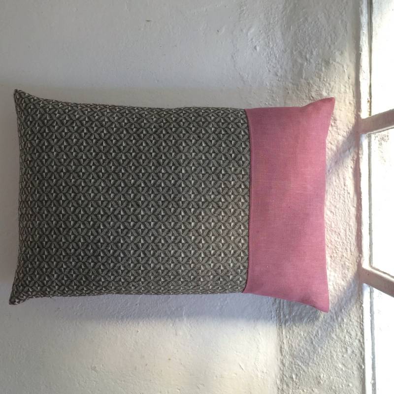 Gråsau FOLDOVER cushion |Vibrant| Fuchsia 002 Kompass